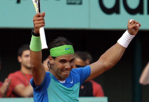  红土之王纳达尔复出首秀，直落三盘轻松晋级次轮  