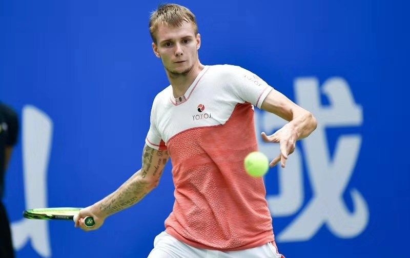  兹维列夫底线相持，力克劲敌斩获柏林站